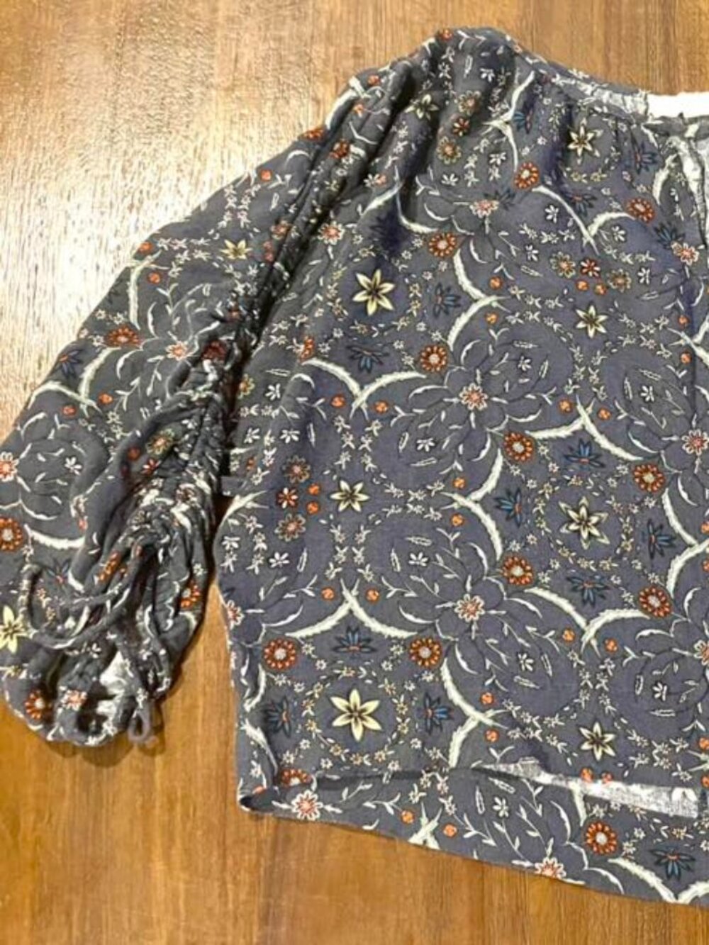 Love Stitch patterned knit top. Gathered/tied sleeves. Medium.